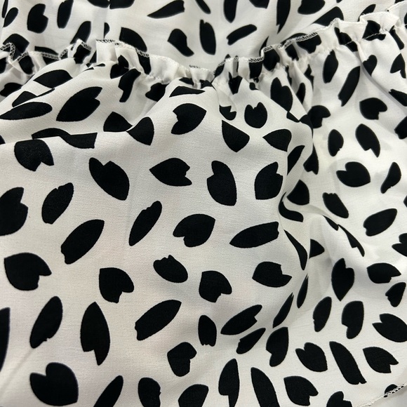 🔥PRICE🔥 ALELLY • White and Black 2 Tier Mini Skirt • M - Picture 3 of 8
